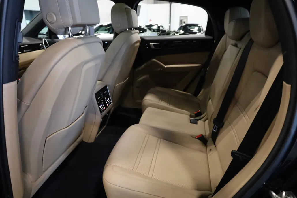2022 Porsche Cayenne Base photo 1