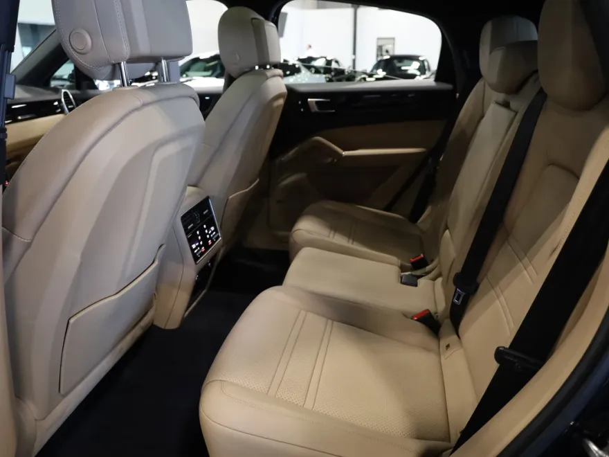 2022 Porsche Cayenne Base photo 1