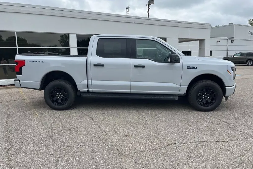 2025 Ford F-150 Lightning XLT photo 1