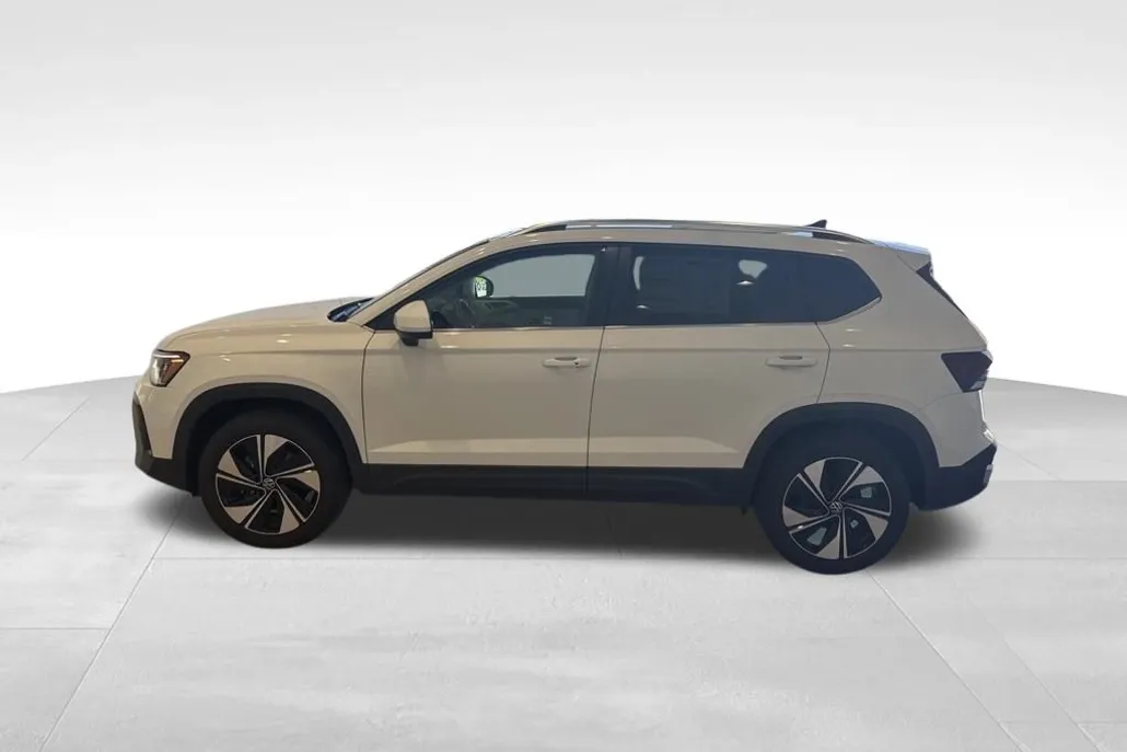 2025 Volkswagen Taos SE photo 1