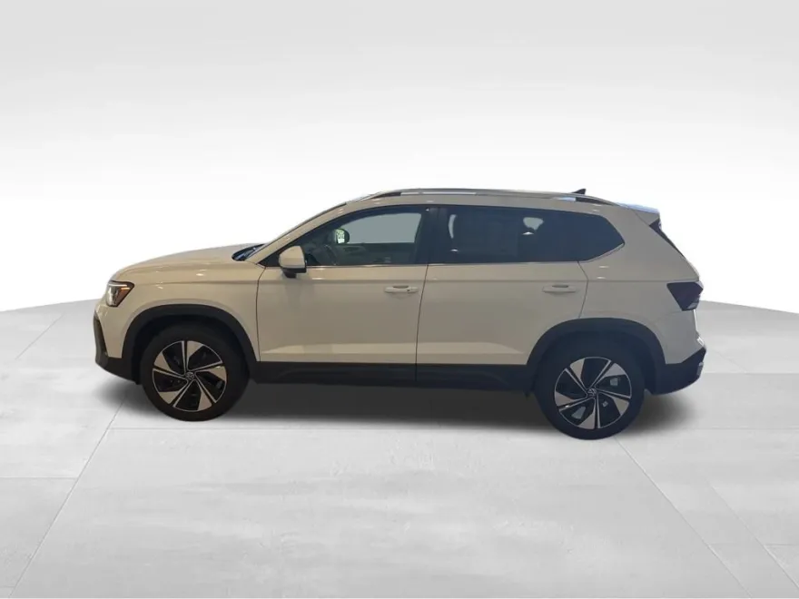 2025 Volkswagen Taos SE photo 1