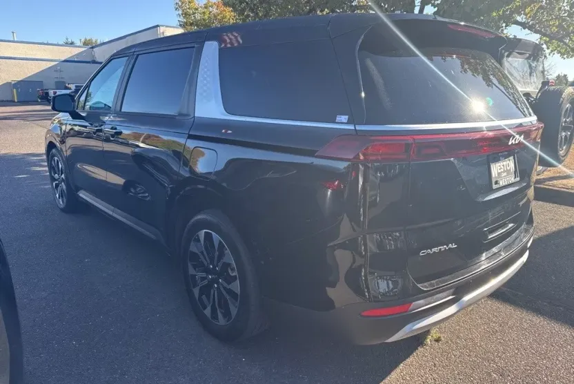 2024 Kia Carnival EX photo 1