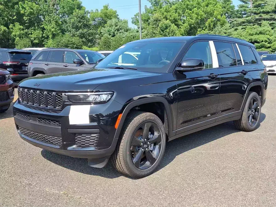 2025 Jeep Grand Cherokee Altitude photo 1