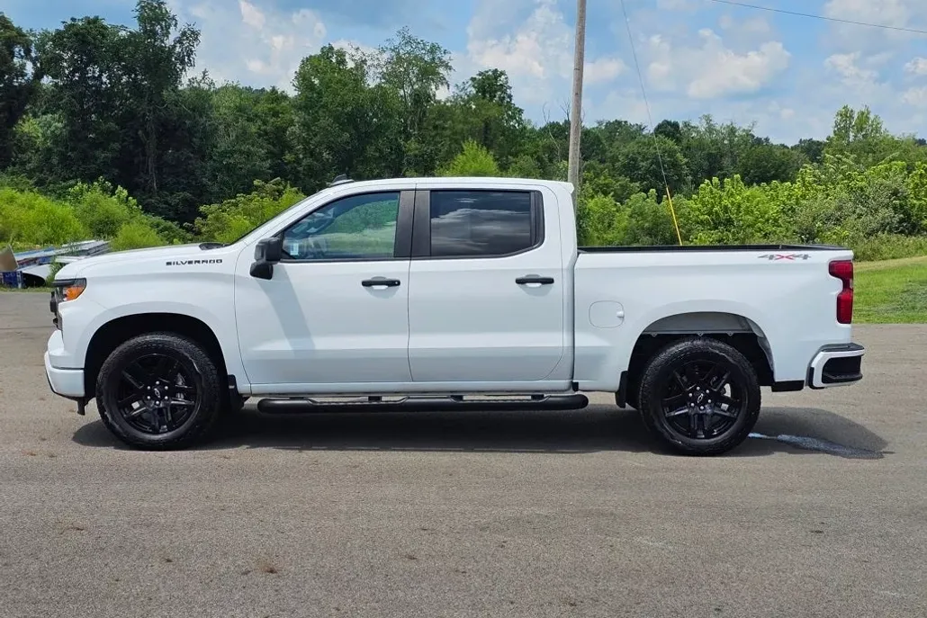2024 Chevrolet Silverado 1500 Custom photo 1
