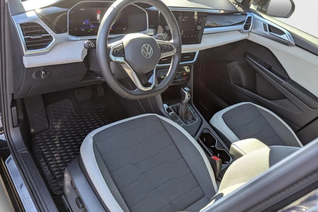 2025 Volkswagen Taos SE photo 1
