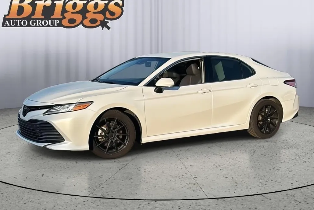 2020 Toyota Camry XLE photo 1