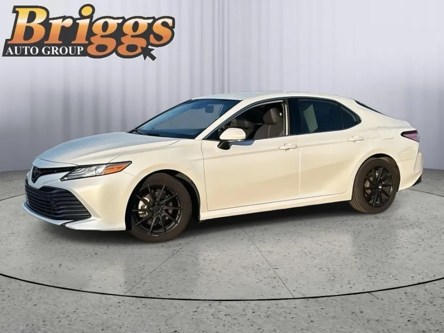 2020 Toyota Camry XLE photo 1