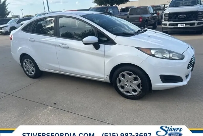 2015 Ford Fiesta S photo 1