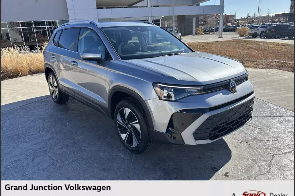 2025 Volkswagen Taos SE photo 1