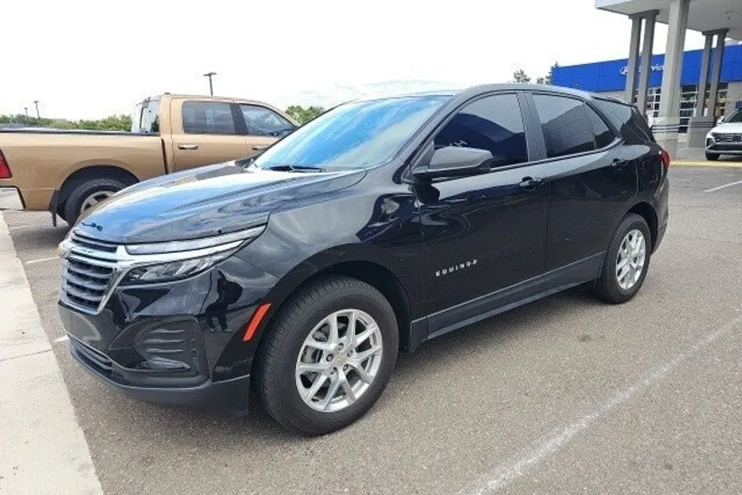 2022 Chevrolet Equinox LS photo 1