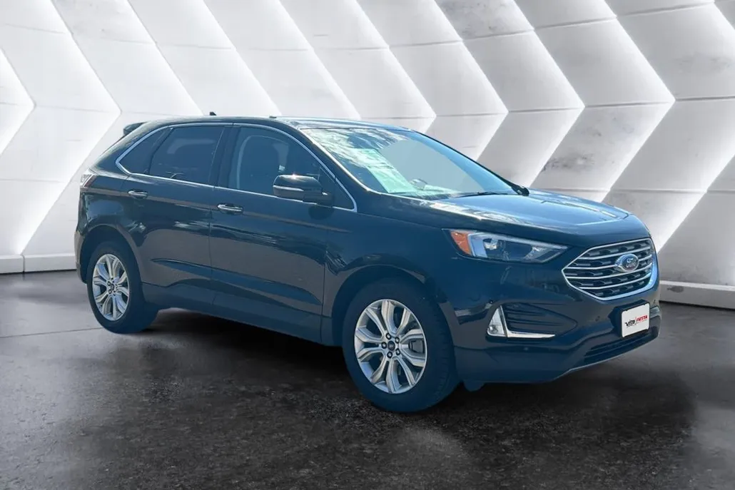 2022 Ford Edge Titanium photo 1