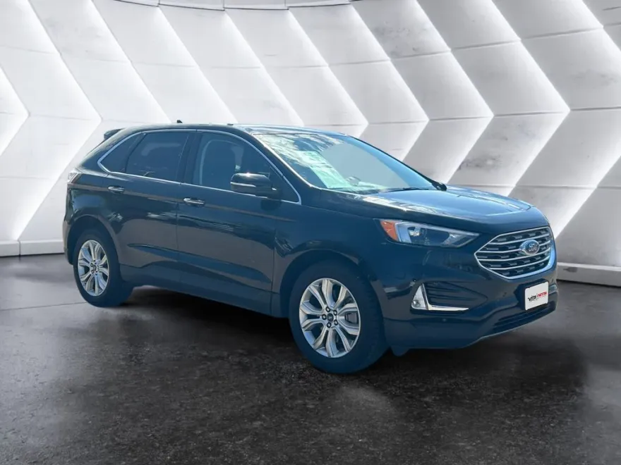 2022 Ford Edge Titanium photo 1