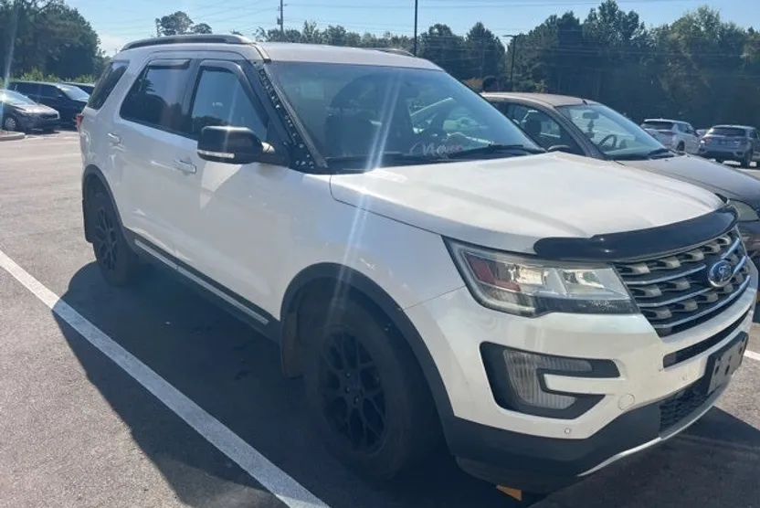 2016 Ford Explorer XLT photo 1