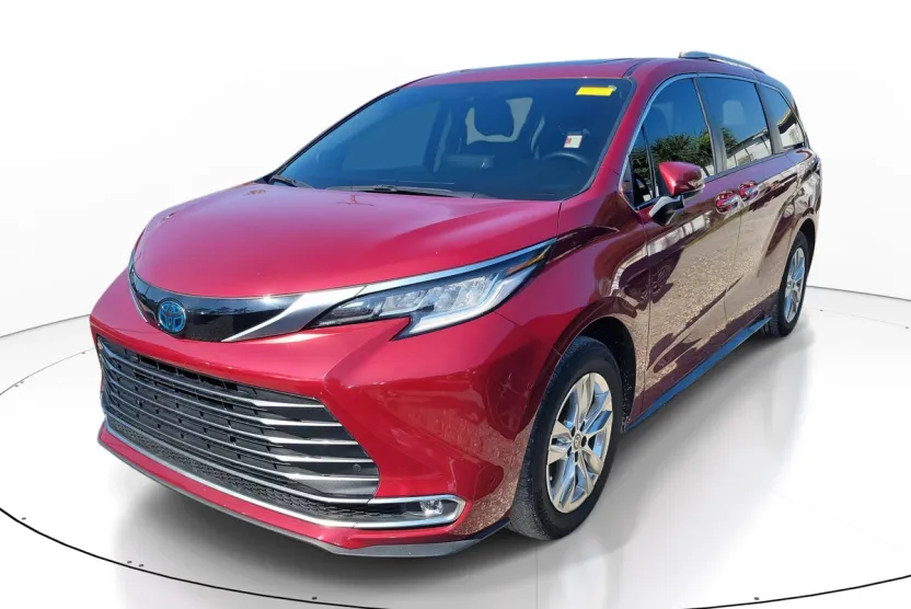 2023 Toyota Sienna Limited photo 1