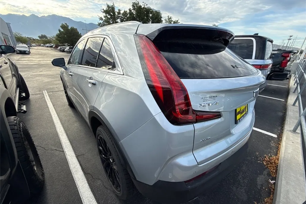 2022 Cadillac XT4 Luxury photo 1