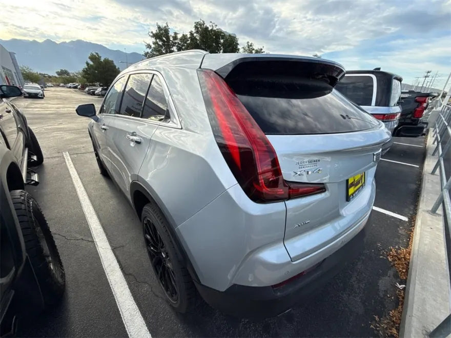 2022 Cadillac XT4 Luxury photo 1