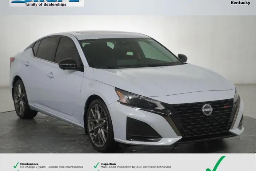 2023 Nissan Altima SR photo 1