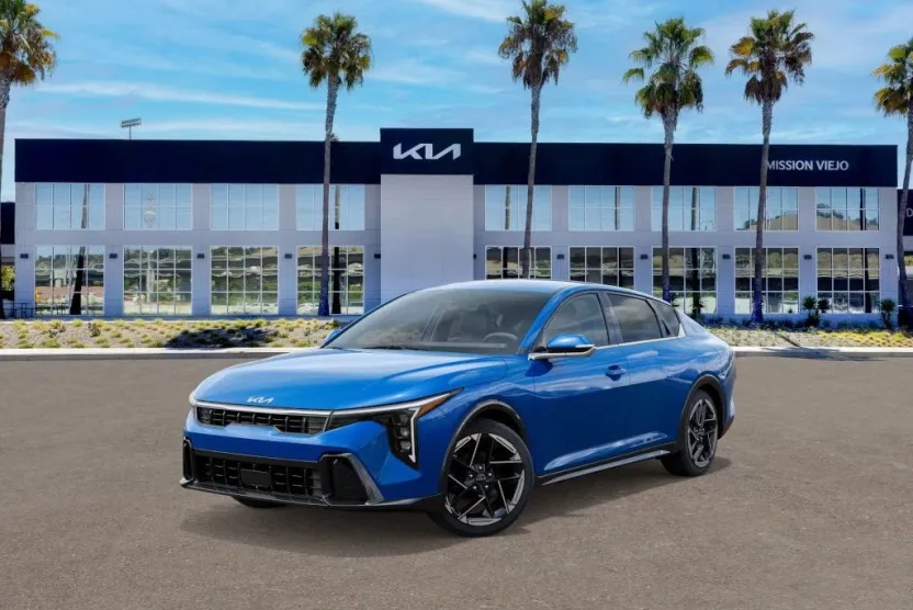 2025 Kia K4 GT-Line photo 1