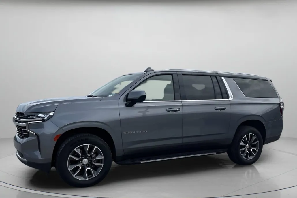 2021 Chevrolet Suburban LT photo 1
