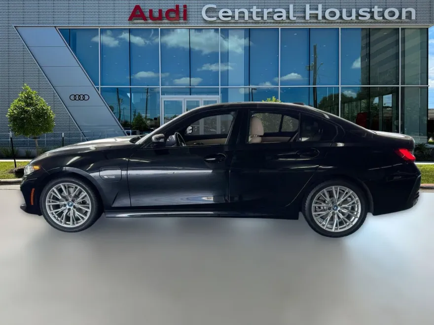 2023 Bmw 330e Sedan photo 1