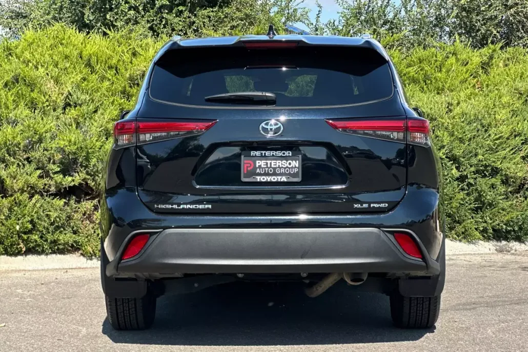 2023 Toyota Highlander XLE photo 1