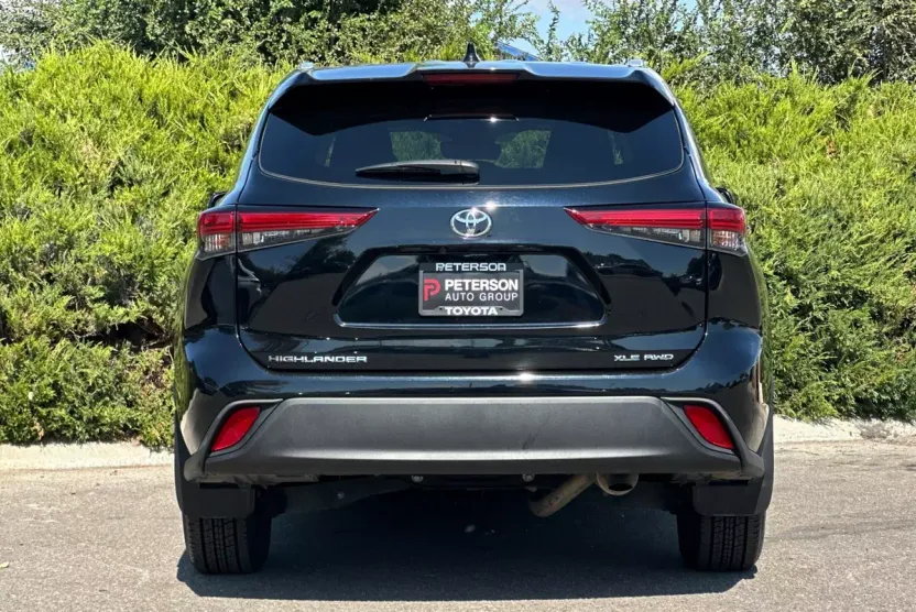 2023 Toyota Highlander XLE photo 1