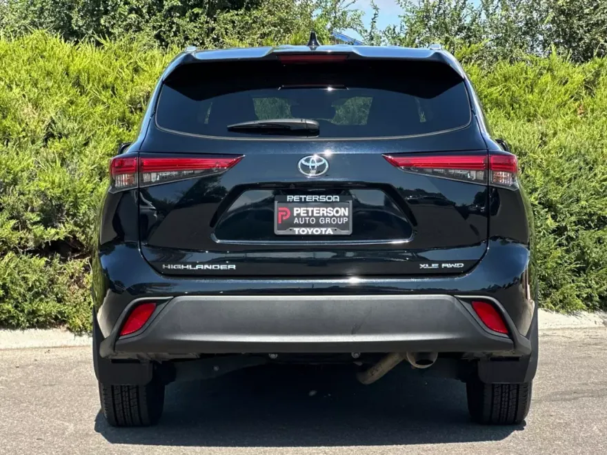 2023 Toyota Highlander XLE photo 1