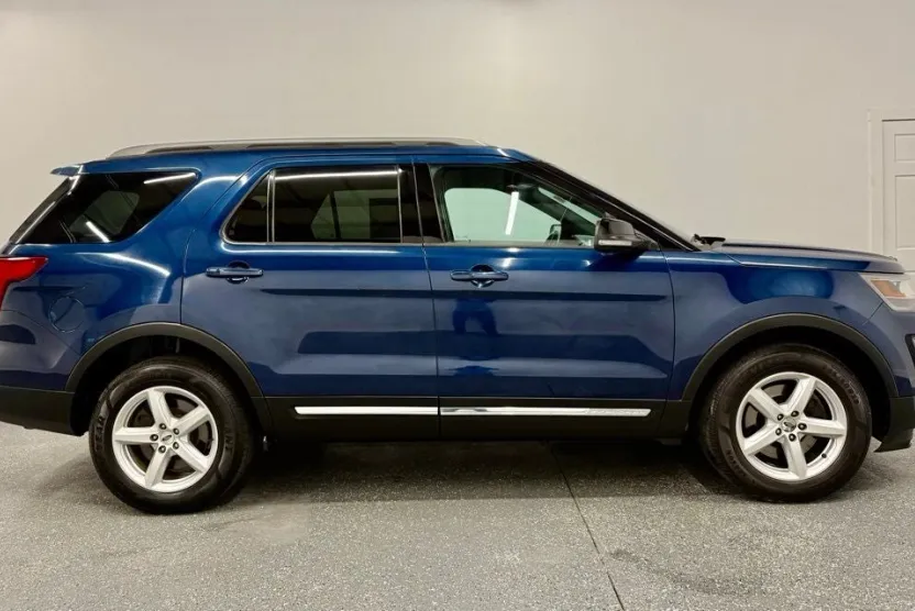 2017 Ford Explorer XLT photo 1