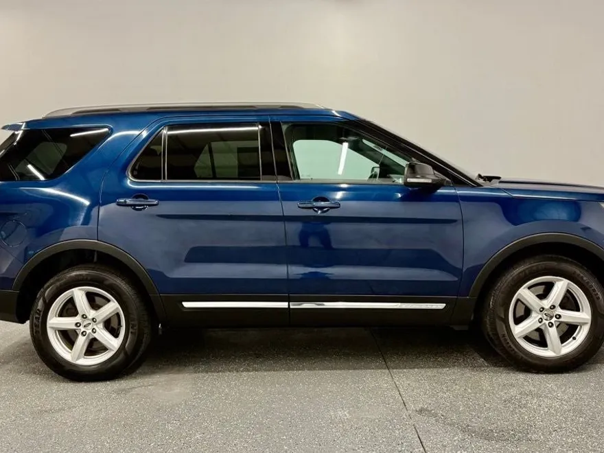 2017 Ford Explorer XLT photo 1