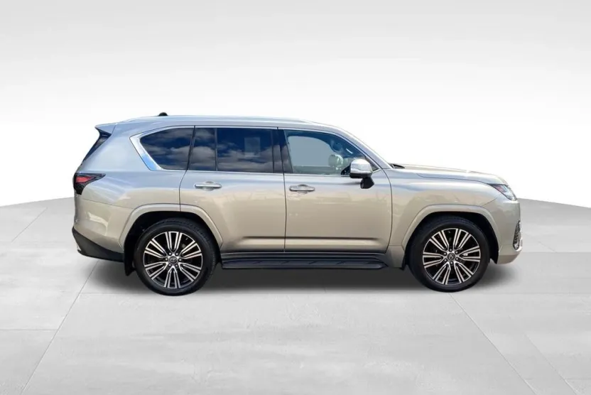 2022 Lexus LX 600 Luxury photo 1