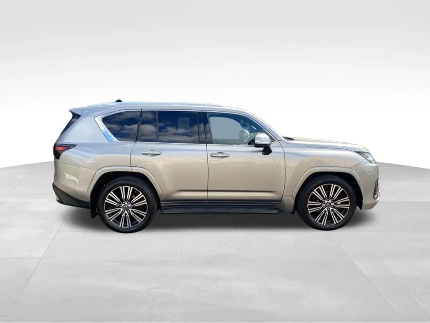 2022 Lexus LX 600 Luxury photo 1