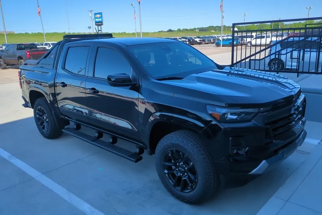 2025 Chevrolet Colorado Z71 photo 1