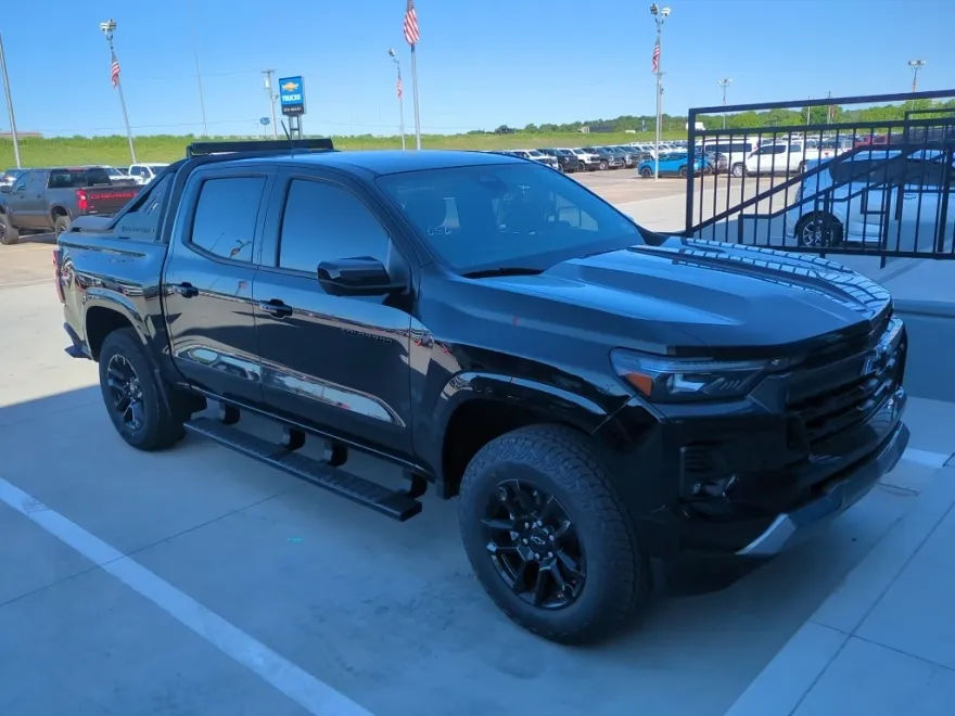2025 Chevrolet Colorado Z71 photo 1