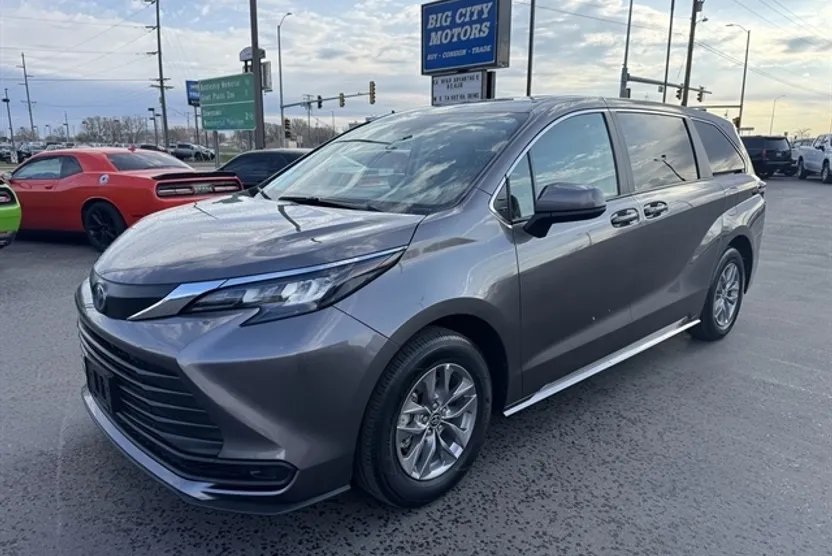 2024 Toyota Sienna LE Hybrid photo 1