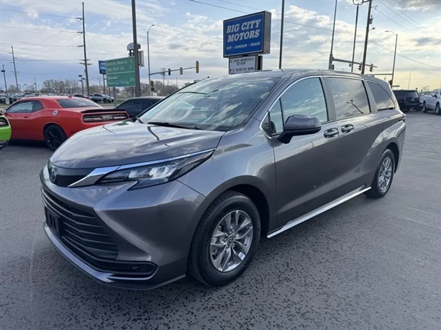 2024 Toyota Sienna LE Hybrid photo 1