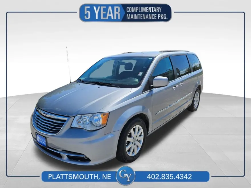 2016 Chrysler Town & Country Touring photo 1