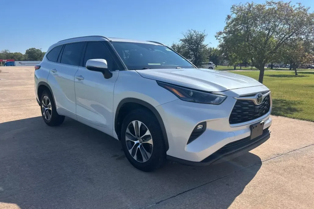 2022 Toyota Highlander XLE photo 1