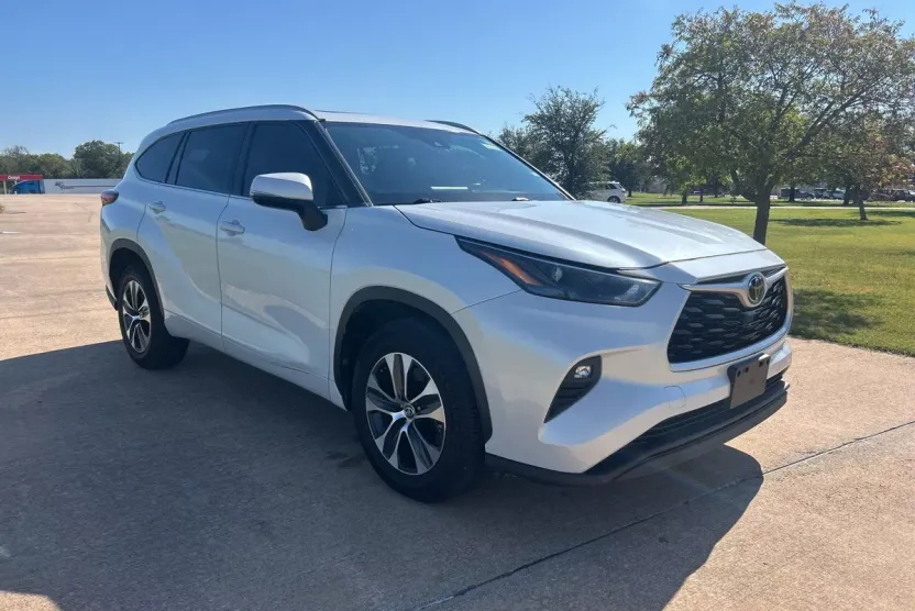 2022 Toyota Highlander XLE photo 1
