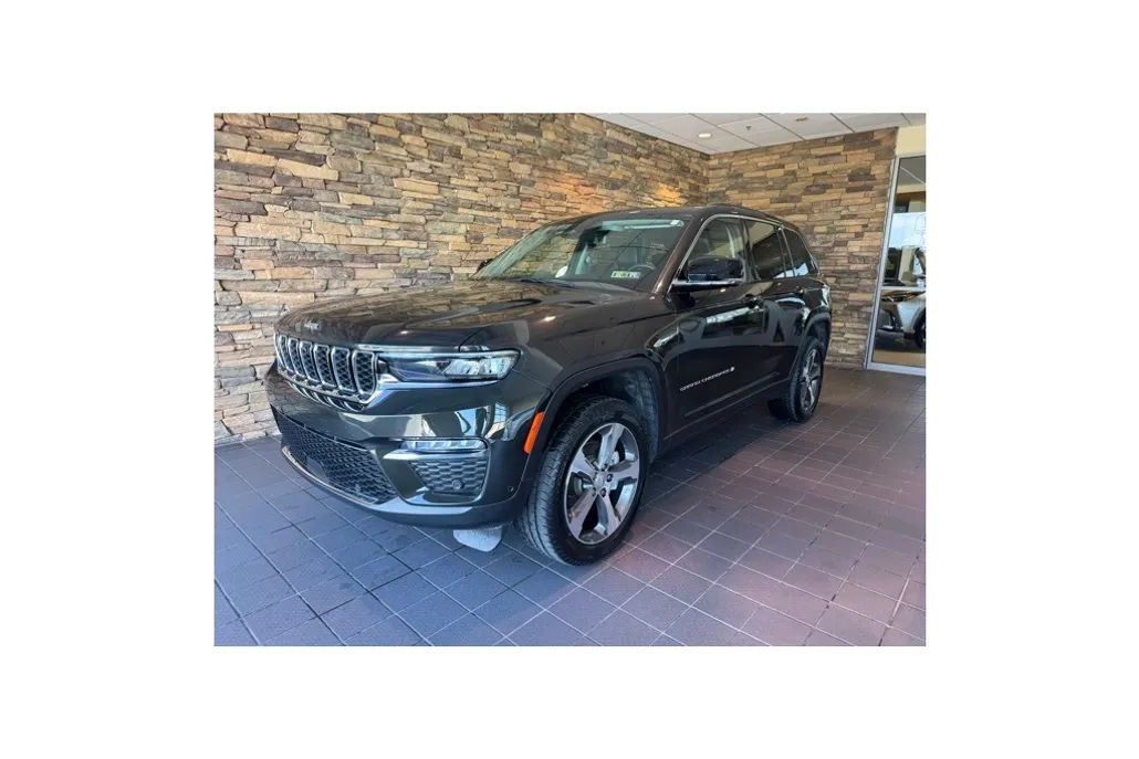 2023 Jeep Grand Cherokee Limited photo 1