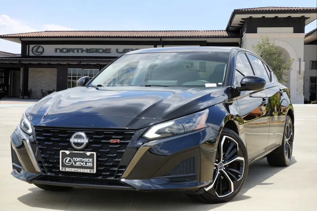 2023 Nissan Altima SR photo 1