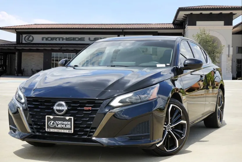 2023 Nissan Altima SR photo 1