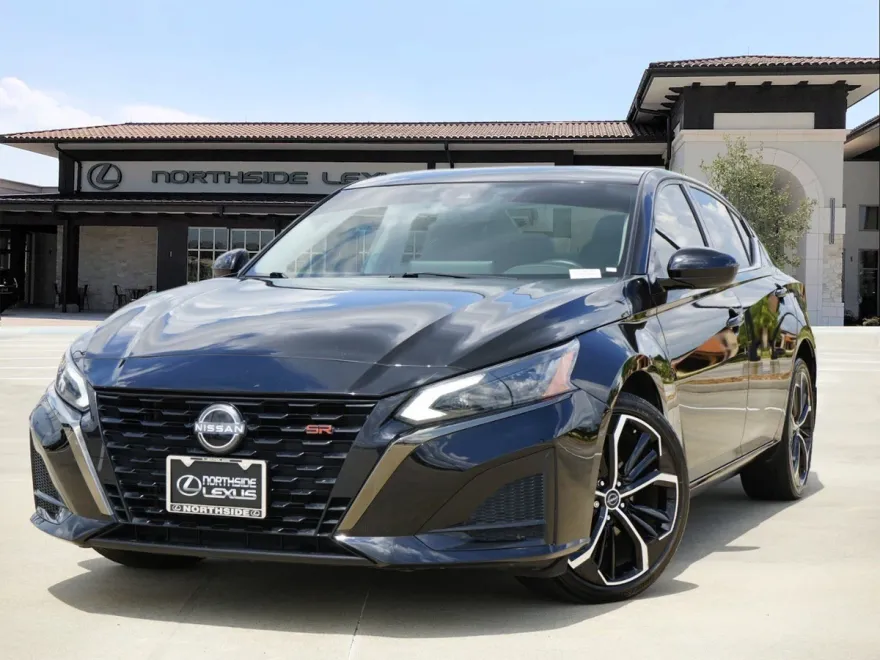 2023 Nissan Altima SR photo 1