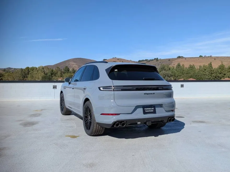 2025 Porsche Cayenne S E-Hybrid photo 1