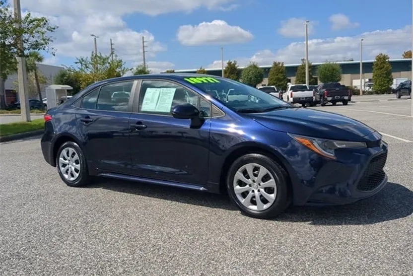 2022 Toyota Corolla LE photo 1