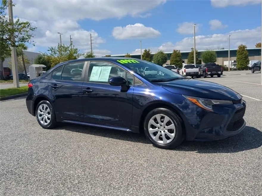 2022 Toyota Corolla LE photo 1