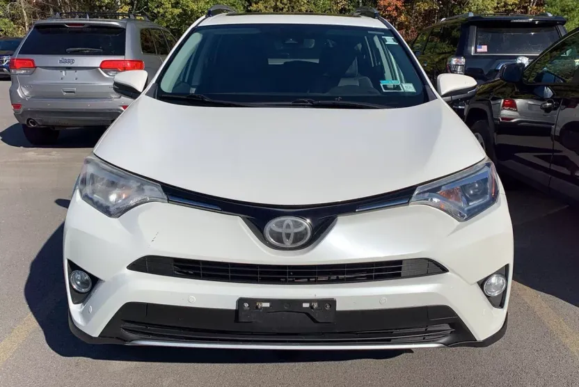2017 Toyota RAV4 Limited photo 1