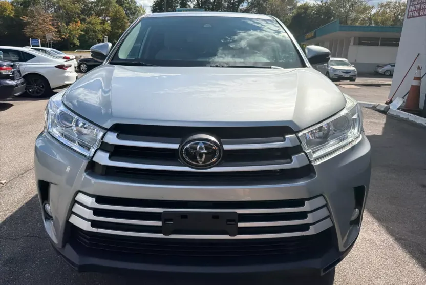 2018 Toyota Highlander LE photo 1