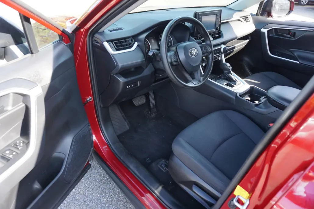 2021 Toyota RAV4 LE photo 1