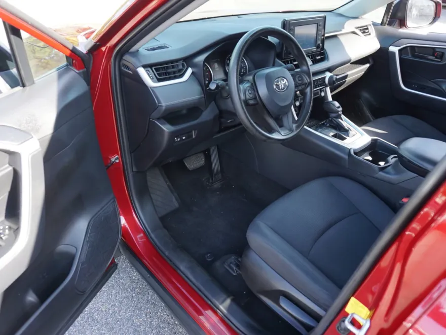 2021 Toyota RAV4 LE photo 1