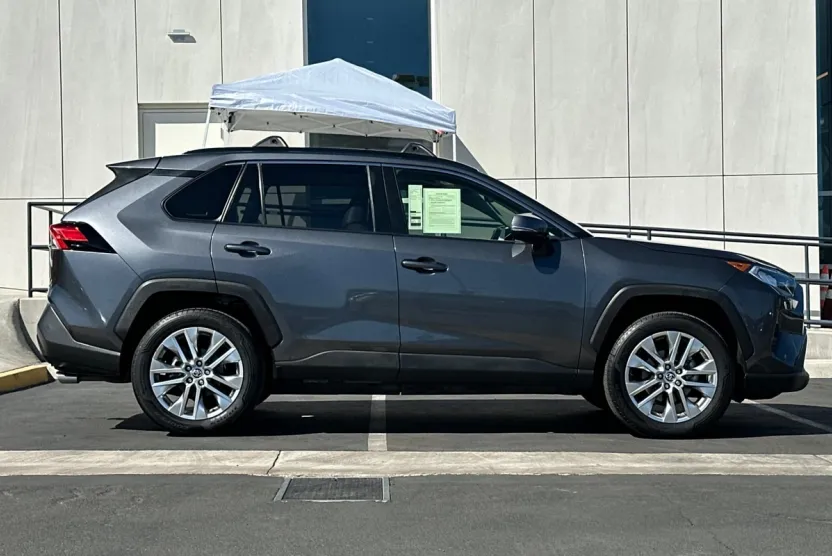 2020 Toyota RAV4 XLE Premium photo 1